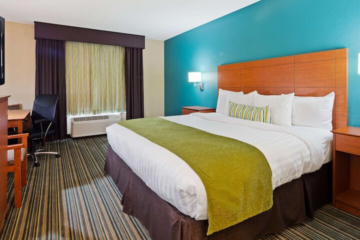 1 King Bed Microwave, Refrigerator High Speed Internet Accessible Full Breakfast (23 of 26)