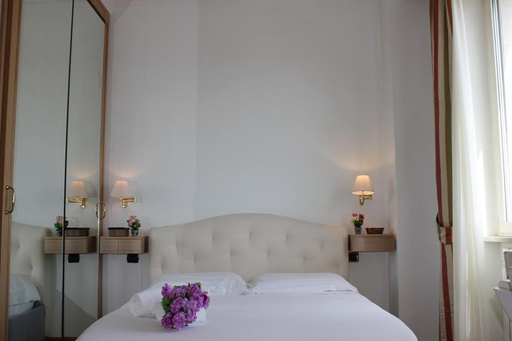 Room 6 of 11