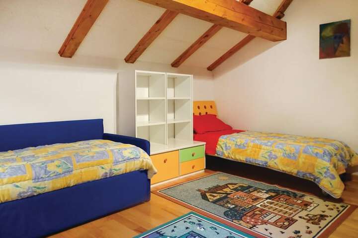 Room 2 of 53