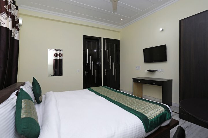 Room 7 of 18