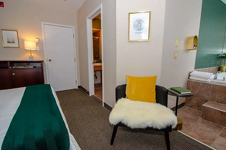 Room 5 of 8