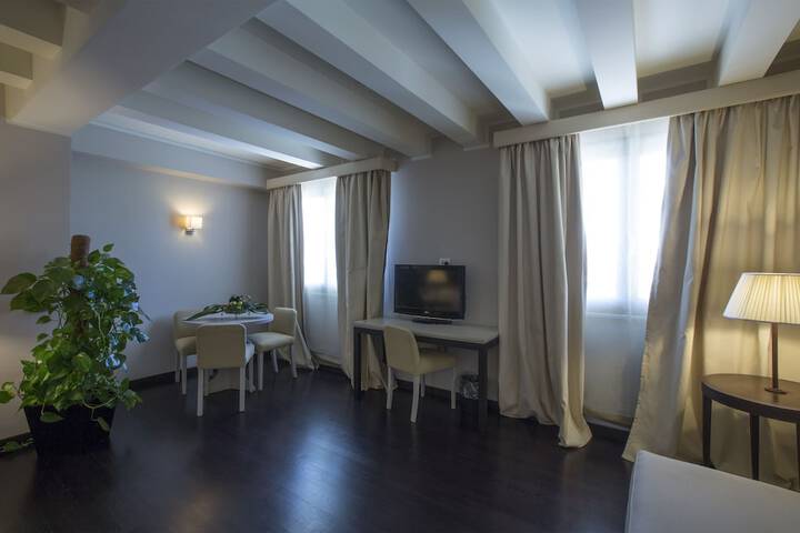 Room 7 of 93