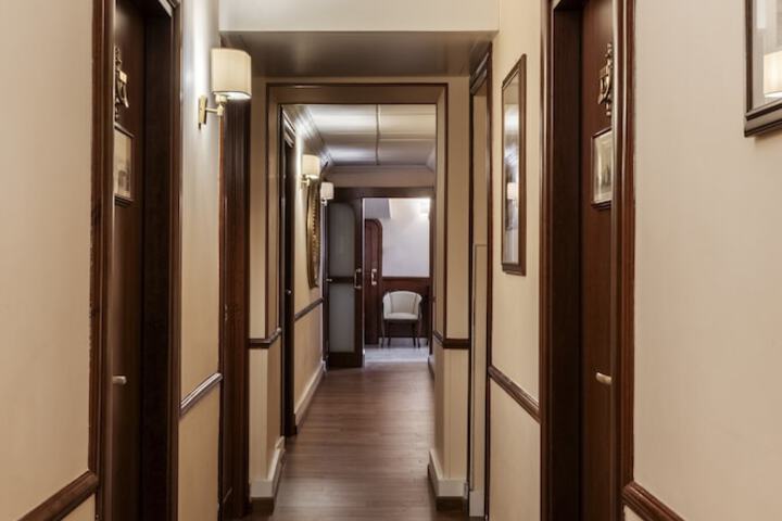 Ballroom/Hall 356 of 380