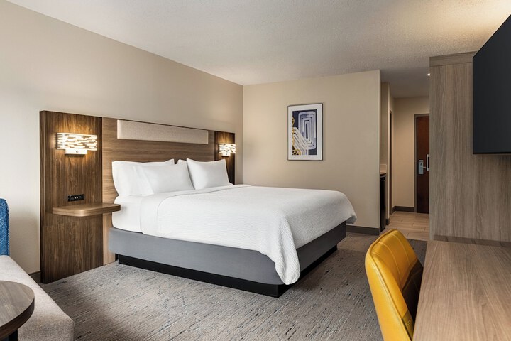 1 King Bed (5 of 15)