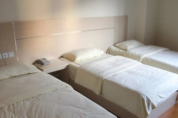 Room 6 of 10