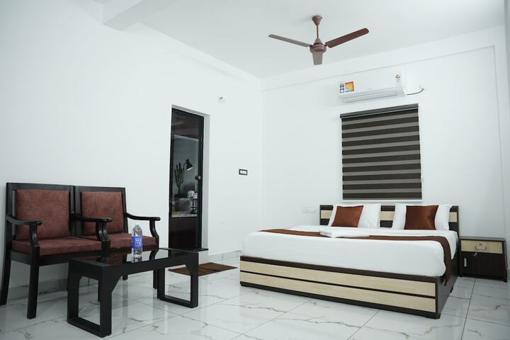 Room 6 of 17