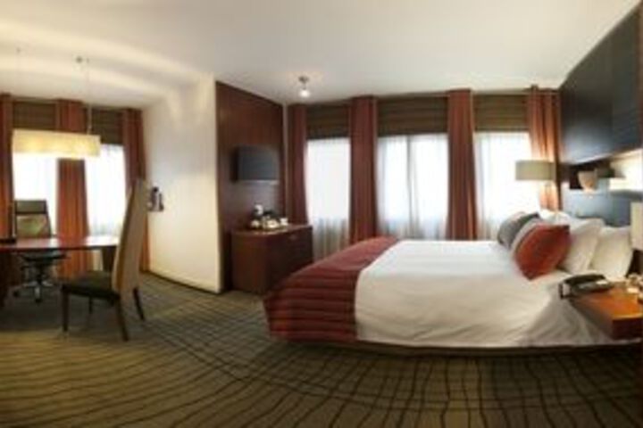 Room 32 of 69