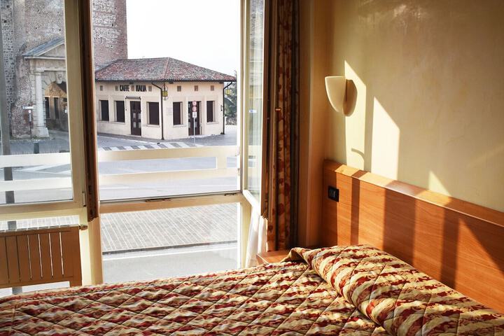 Room 25 of 42