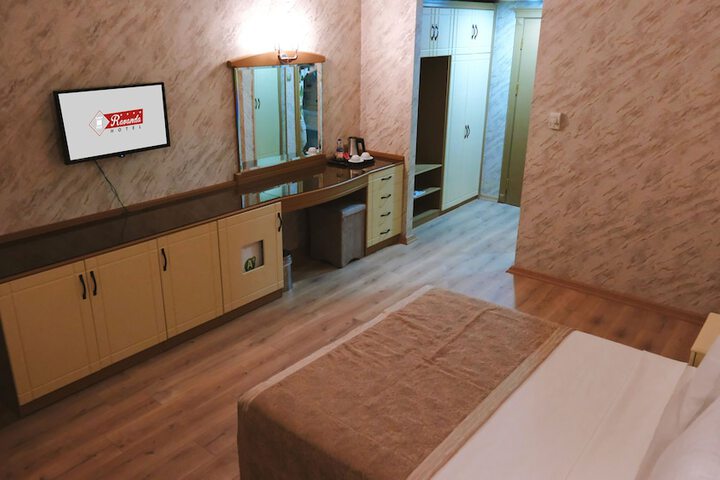 Room 33 of 46