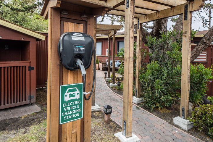 Electric vehicle charging station