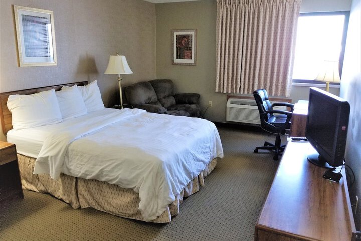 Deluxe Single Queen Bed Accessible (1 of 17)