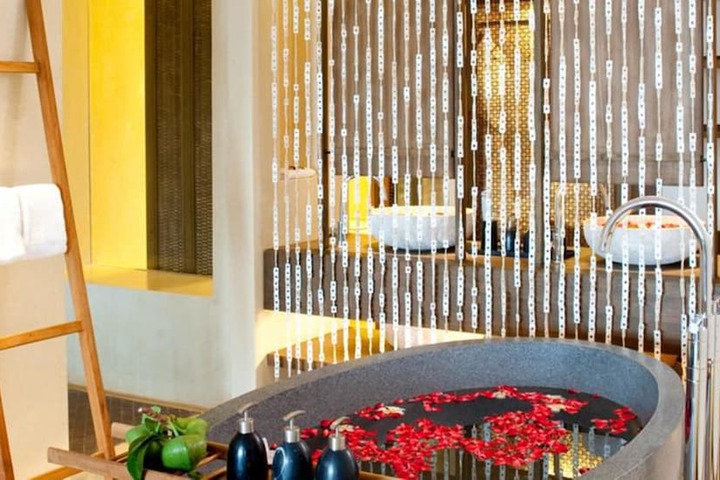 Deep soaking bathtub