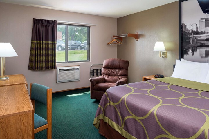 1 Queen Bed (2 of 8)