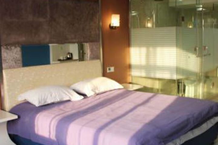 Room 6 of 8