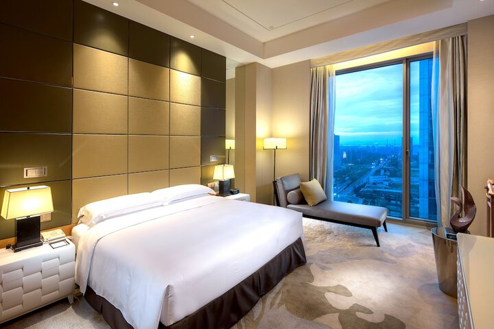 Room 12 of 80