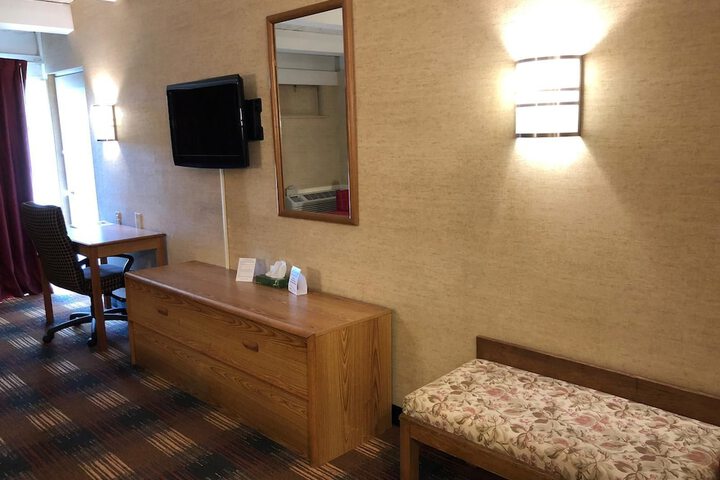 1 Queen Bed (3 of 5)