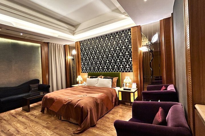 Room 8 of 97