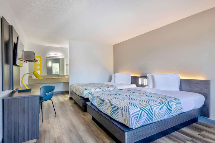 1 Queen Bed (4 of 9)