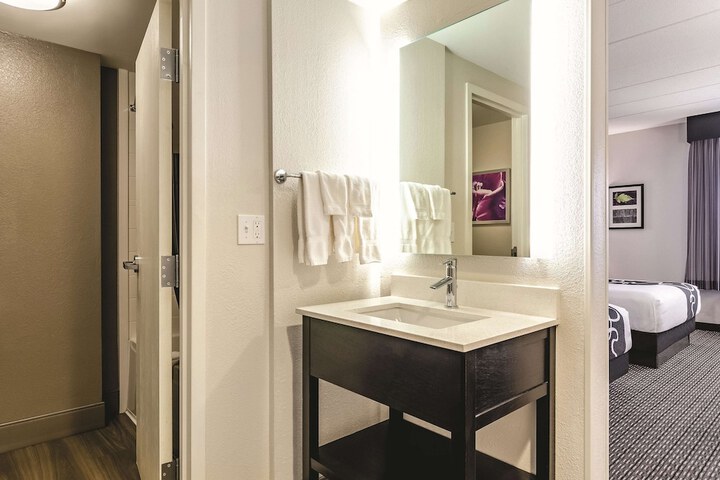 1 Queen Bed Mobility Hearing Impaired Accessible Room (13 of 17)