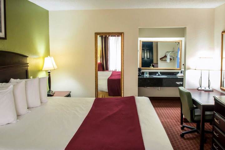 1 King Bed (7 of 9)