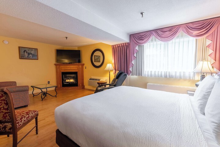 1 King Bed (2 of 39)