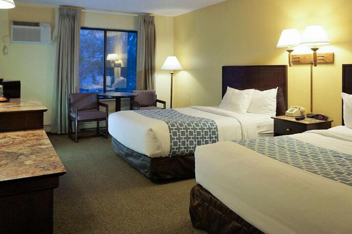 1 Queen Bed (7 of 12)