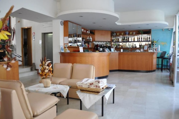 Lounge 6 of 11