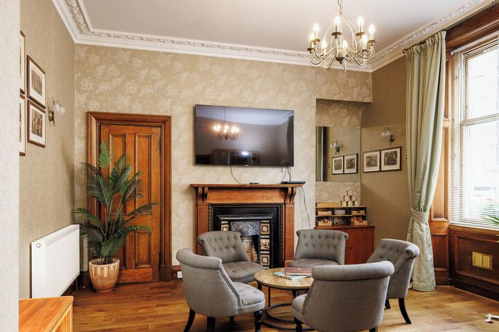Lounge 7 of 8