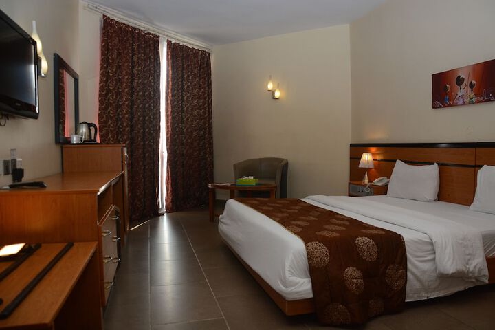 Room 4 of 48