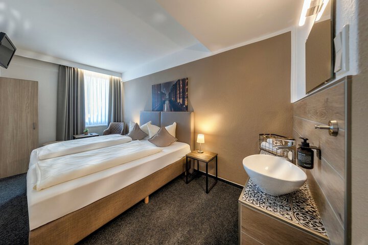 Room 32 of 68