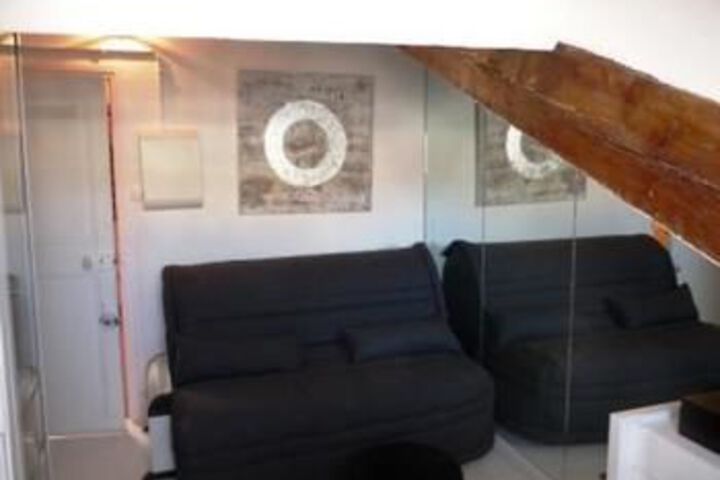 Room 8 of 9