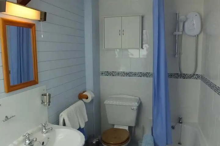 Room 6 of 11