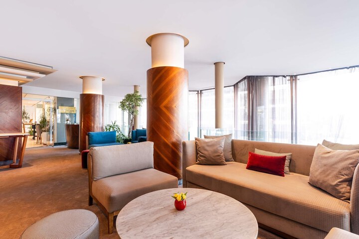 Lounge 100 of 129
