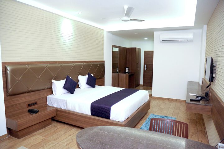 Room 9 of 13