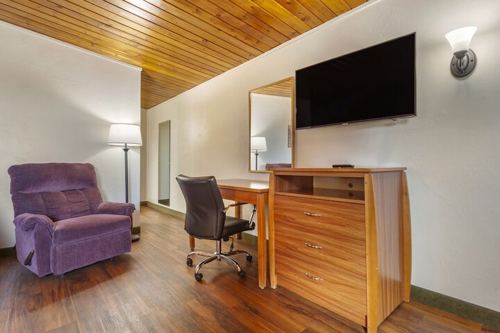 Room 8 of 18