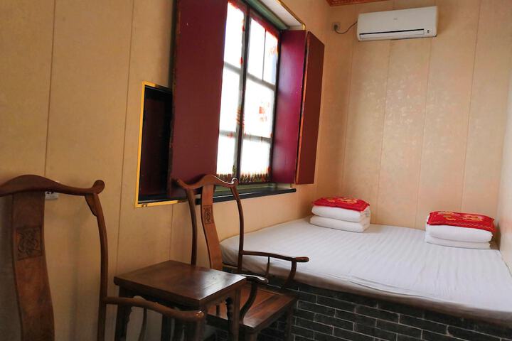 Room 11 of 30