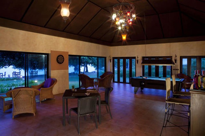 Lounge 70 of 109