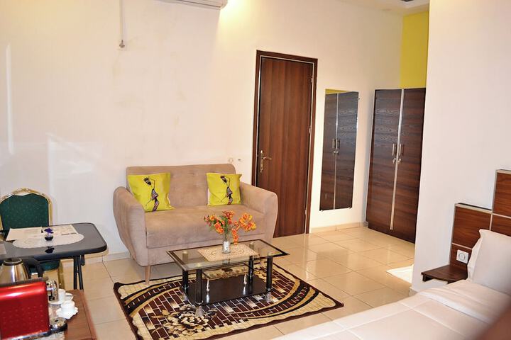 Room 6 of 18