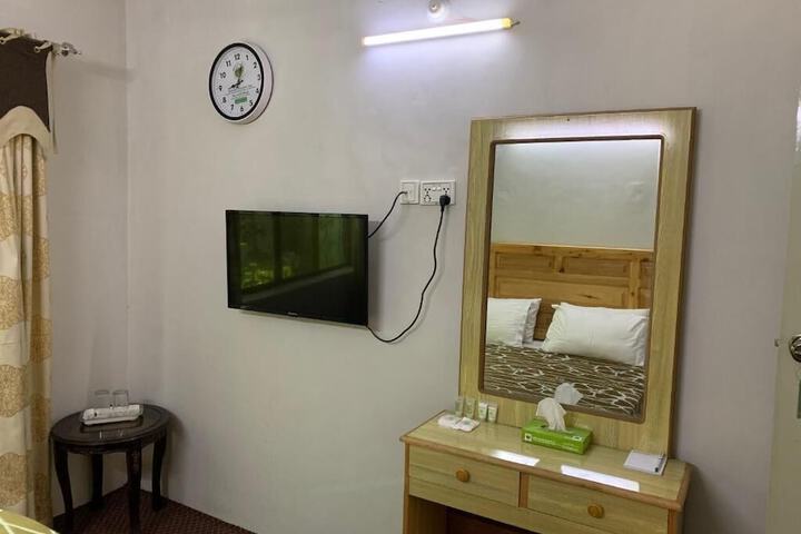 Room 11 of 28