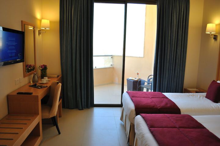 Room 6 of 66