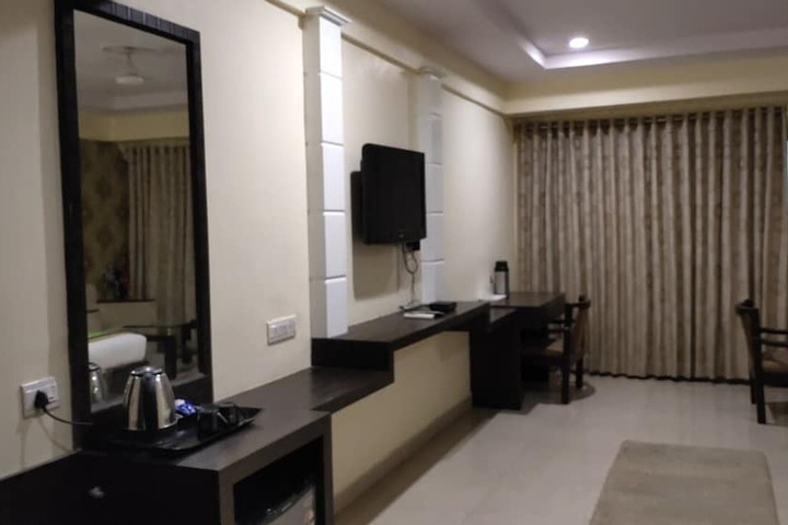 Room 9 of 37