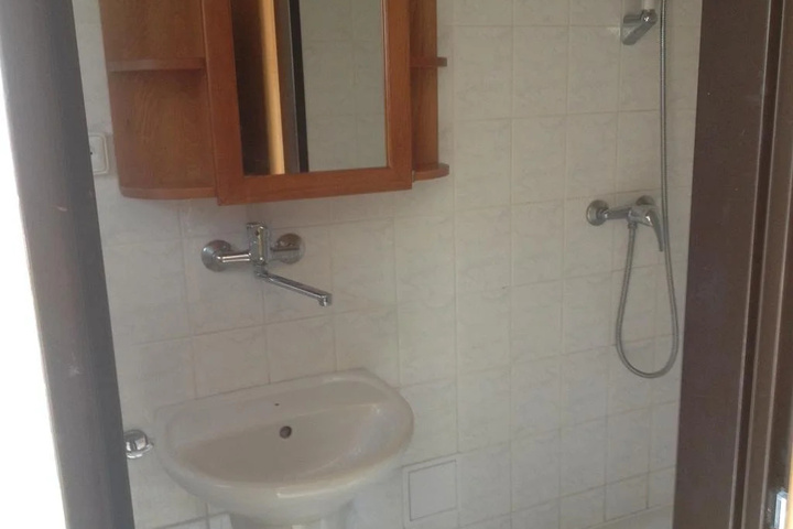 Room 7 of 12