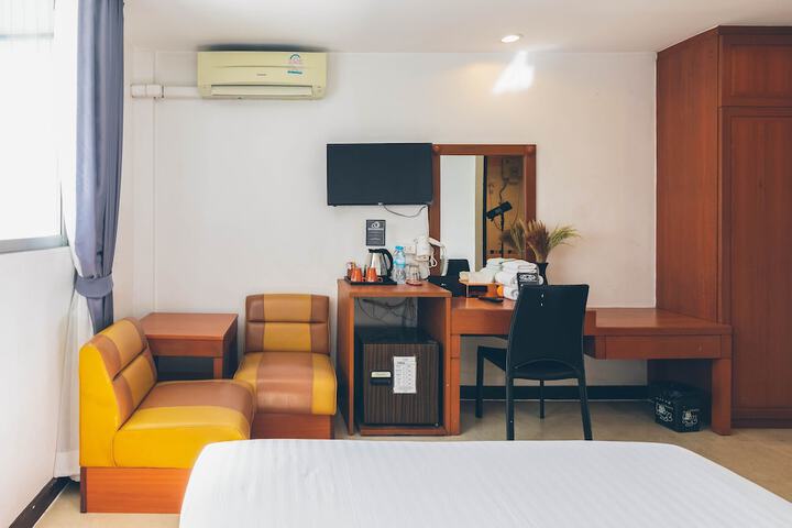 Room 8 of 28