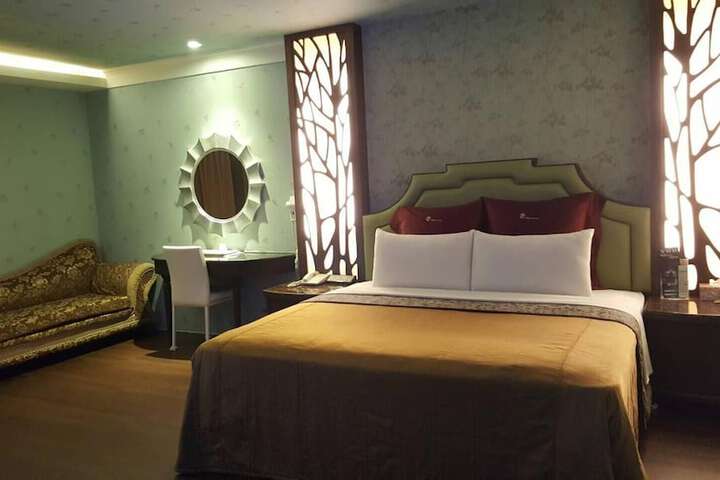 Room 13 of 24