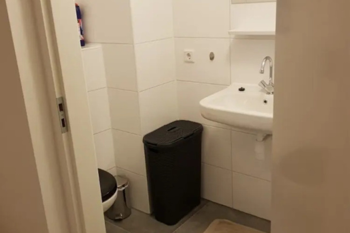 Room 6 of 9
