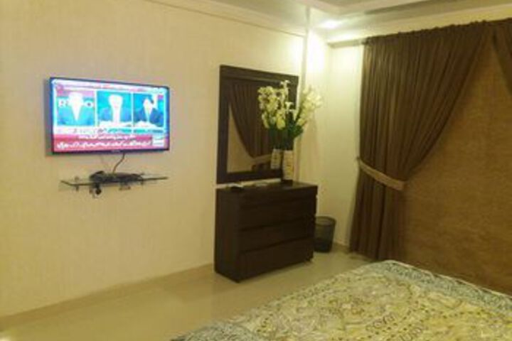 Room 7 of 32