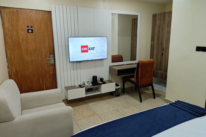 Room 25 of 77