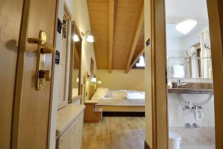 Room 3 of 91