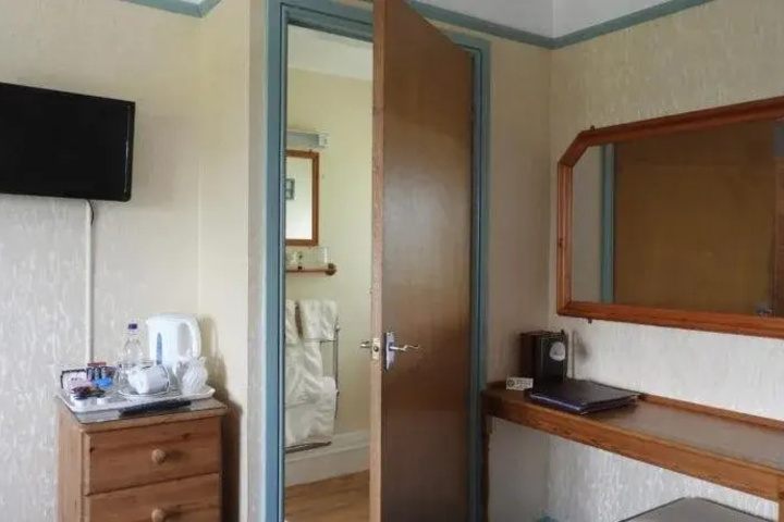 Room 2 of 10