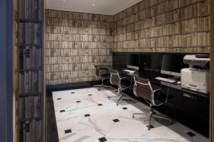 Business Center 130 of 131